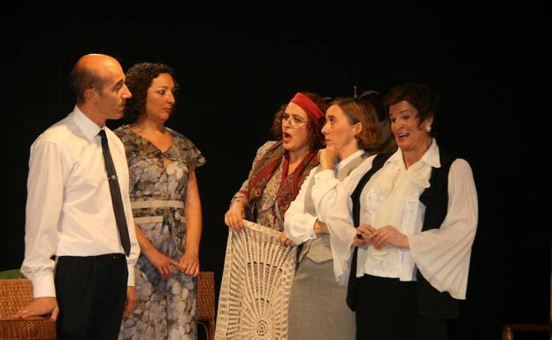 Actores del grupo cuellarano Zereia, en una de las representaciones. /M. Rico