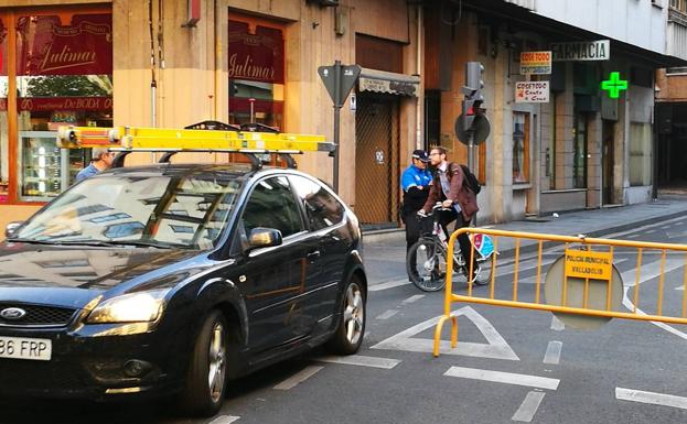 Un agente de la Policía Municipal vigila el acceso al centro por la plaza de Santa Cruz./A.G.E.