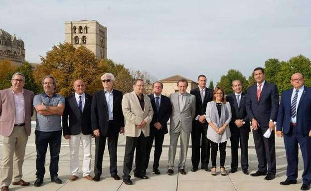 Representantes de las instituciones y de la iniciativa 'Zamora 10', en el edificio del Consejo Consultivo en Zamora./EL NORTE