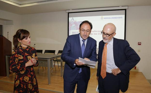 El alcalde, en el centro, conversa con el ponente, Víctor Izquierdo. /Antonio Quintero