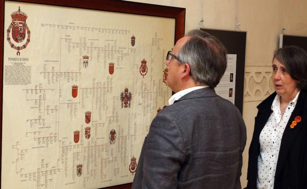 La directora del Archivo Histórico Provincial, Pía Senent, explica al delegado territorial de la Junta, Javier López-Escobar, algunos de los fondos de la muestra sobre Carlos I, inaugurada ayer. /Antonio de Torre