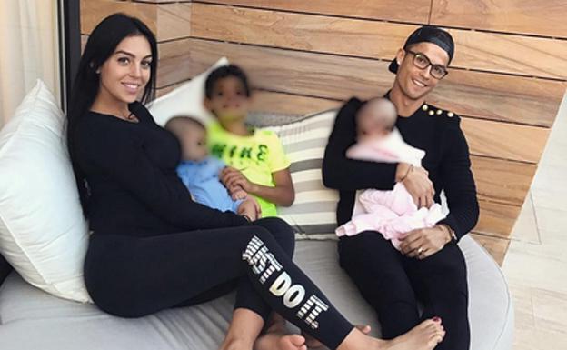 Georgina con Cristiano Ronaldo y los tres hijos de éste. /Instagram
