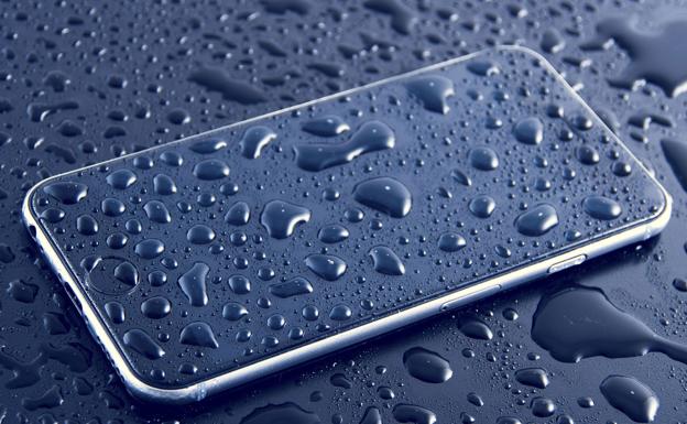 Un iPhone mojado./Facua