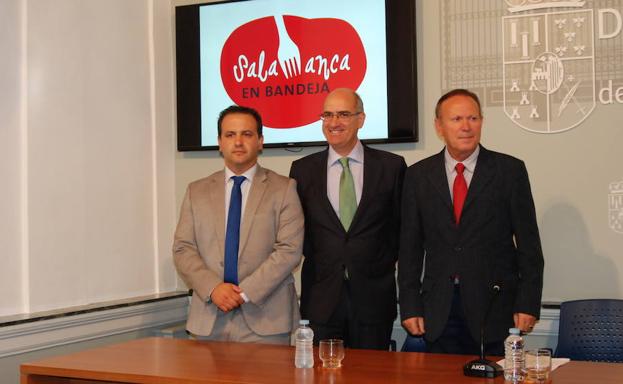 Javier García, Javier Iglesias y Román Hernández junto al logotipo de ‘Salamanca en bandeja’. /GUTIÉRREZ
