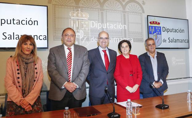 Representantes de la Diputación y de Aspace, en la firma del convenio. /LAYA