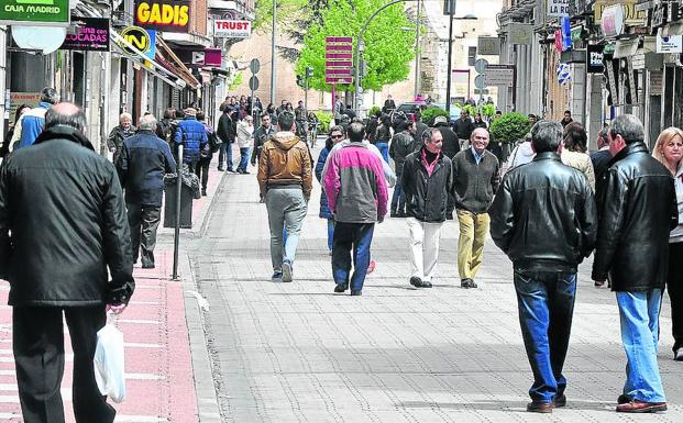 Calle Padilla, la zona más comercial de Medina del Campo, una mañana de domingo./F. J.