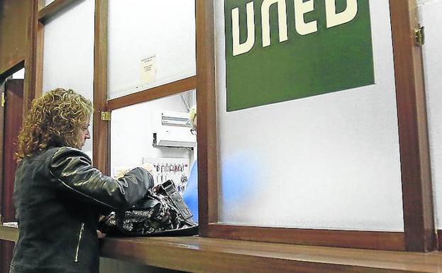 Una joven, en la secretaría de la UNED. /Antonio Quintero