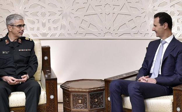 Bachar al Asad (d), durante su reunión con el jefe del Estado Mayor iraní, Mohamed Husein Bagheri. /Efe