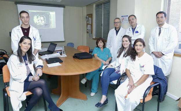 Parte del equipo médico y de enfermería del servicio de Urología del Complejo Asistencial de Salamanca. /MANUEL LAYA