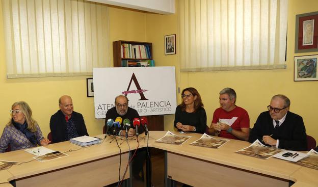 Miembros de la directiva, este martes, en una rueda de prensa./A. Quintero