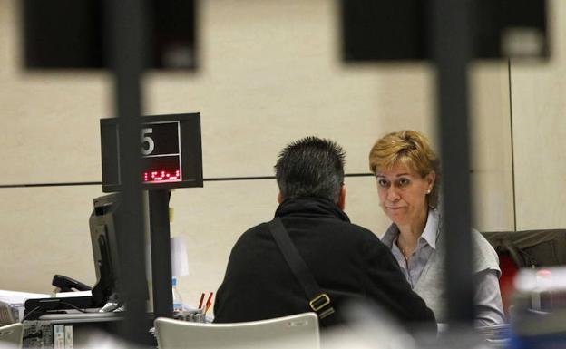Un joven hace una consulta en una oficina pública de empleo. /Efe