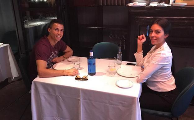 Georgina Rodríguez con Cristiano Ronaldo en un restaurante. /Instagram