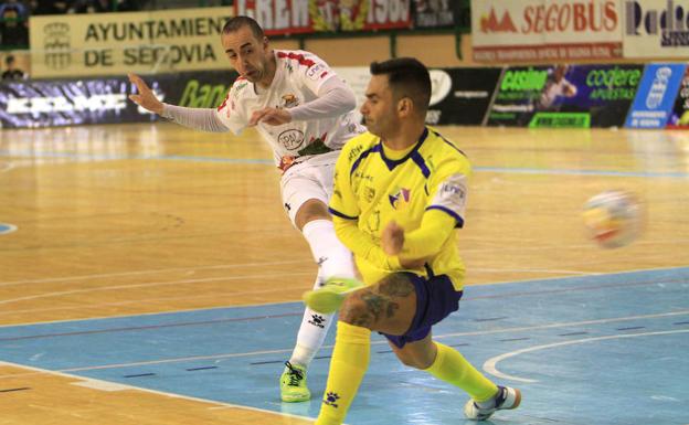 Alvarito dispara a puerta en un momento del partido.
