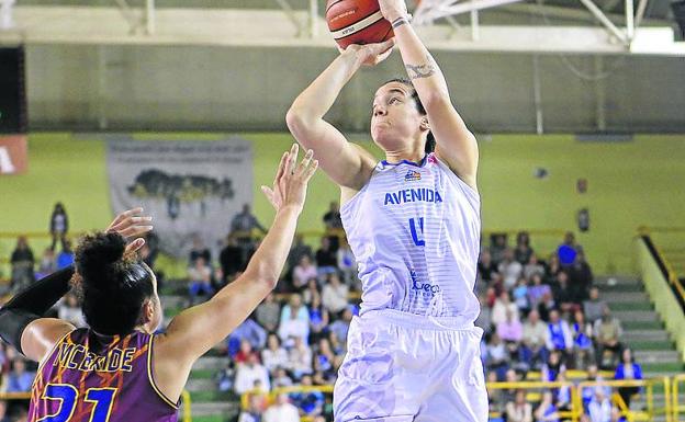 Nicholls lanza en el partido ante Yakin Dogu./ANTORAZ