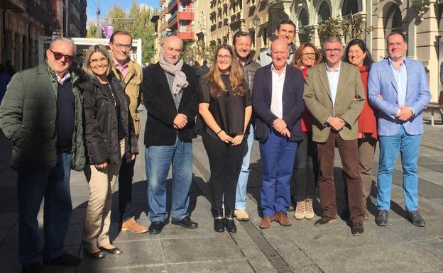 Adúriz, tercero por la derecha, con los miembros de la directiva del Ateneo. /El Norte