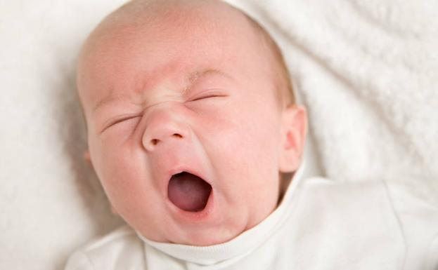 Un bebe, bostezando./Fotolia