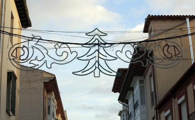 Arcos de luz, instalados ya en la calle Mayor Antigua. /Antonio Quintero