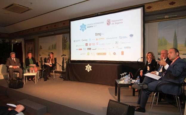 Participantes en la mesa redonda ‘La ley permite hacerlo’; de izquierda a derecha, Alejandro González Salamanca, asesor de la Oficina de Asesoramiento a Municipios de Segovia; Lourdes Merino, secretaria general de la Diputación de Segovia, Laura Delgado, de la empresa Ayming; Rosalina Díaz Valcárcel, presidenta de Wolters Kluwer España; Alberto Larrondo, de la empresa Lefevre-El Derecho, y José María Serna, de la empresa Espúblico. /Tanarro