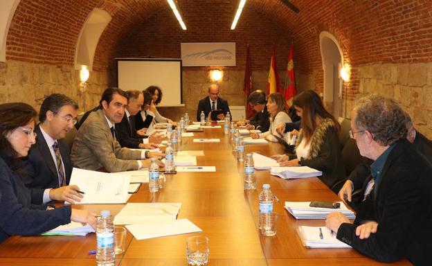 Un instante de la reunión mantenida esta tarde./H. Sastre