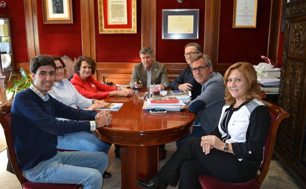 La candidata, junto al alcalde, durante su visita al Ayuntamiento./WORD