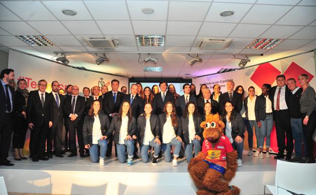La selección femenina española, en la sede del CSD antes de viajar a Alemania. /CSD