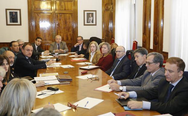 Un momento de la reunión que celebró la Comisión de Asistencia al Subdelegado del Gobierno. /LAYA