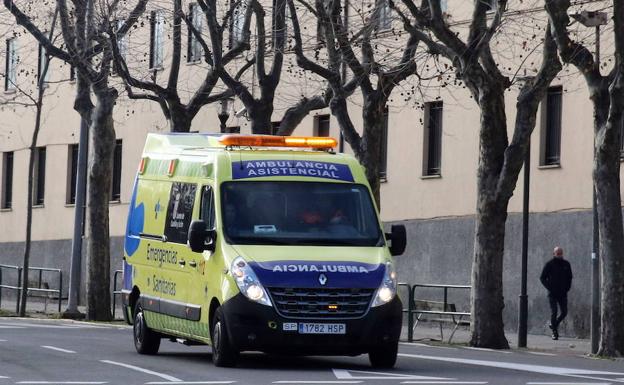 Una ambulancia a su paso por la Avenida de la Constitución. /Antonio De Torre