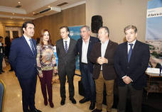 El presidente del CES (tercero por la izquierda), con el consejero de Medio Ambiente, la presidenta de las Cortes, Aurelio González (UPA), Donaciano Dujo (Asaja) y el director general de El Norte de Castilla. /Antonio Quintero