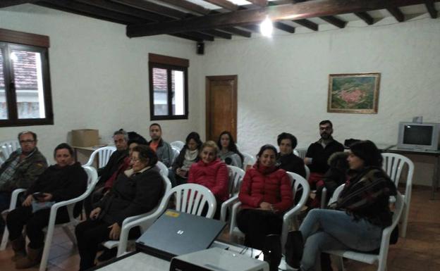 Participantes en el taller de empoderamiento femenino que se realizó ayer en Valero. /Marjés