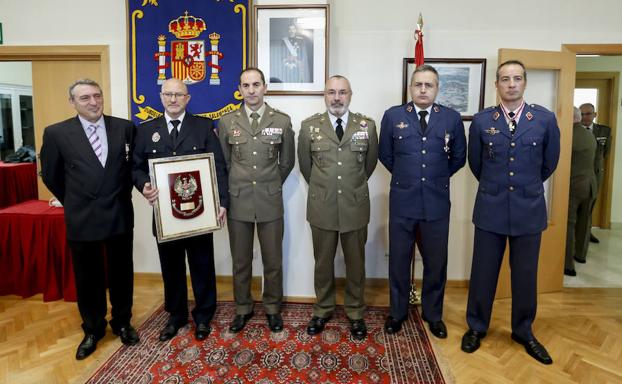 Autoridades militares y policiales posan tras la entrega de medallas y reconocimientos./Manuel Laya