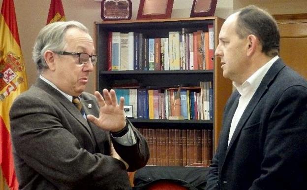 López-Escobar (i) y Aceves, durante el encuentro./El Norte