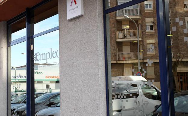 Fachada de la oficina del Ecyl en la avenida Vía Roma de Segovia. /Antonio de Torre