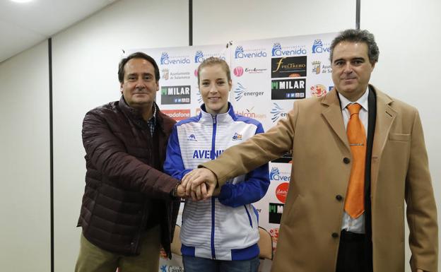 Kim Mestdagh posa entre Jorge Recio y Carlos Méndez. /MANUEL LAYA