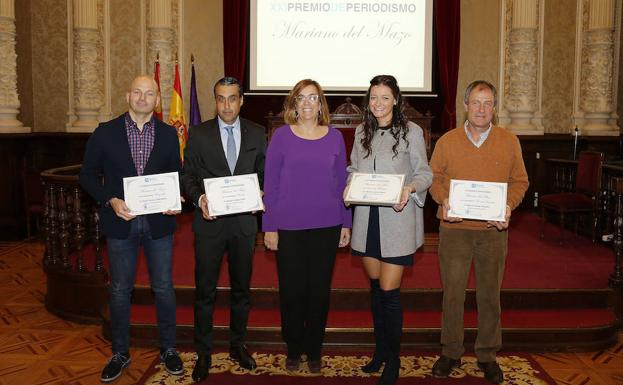 La presidenta de la Diputación, con los premiados./A. Quintero