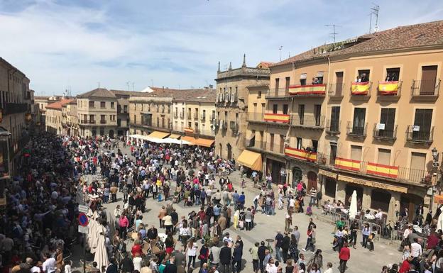 Turistas en la Plaza Mayor de Ciudad Rodrigo durante la Semana Santa./Word