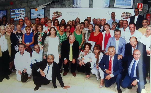 Los segovianos que viajaron a Canarias para reafirmar el hermanamiento con San Bartolomé posan en una foto de familia. /El Norte