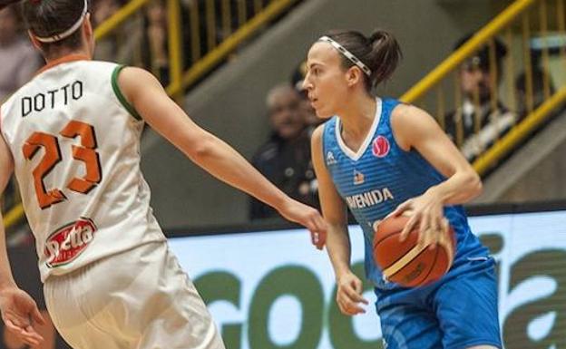 María Asurmendi, ante Dotto el pasado jueves en Italia. /FIBAEUROPE