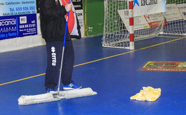 Un operario seca la pista del pabellón de Nava./El Norte