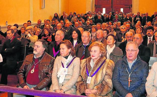 Asistentes a la celebración de los nazarenos./Luis Antonio Curiel