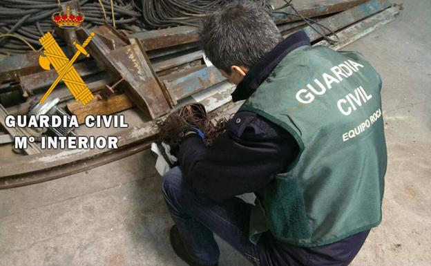Un Guardia Civil del equipo ROCA, durante la operación./WORD
