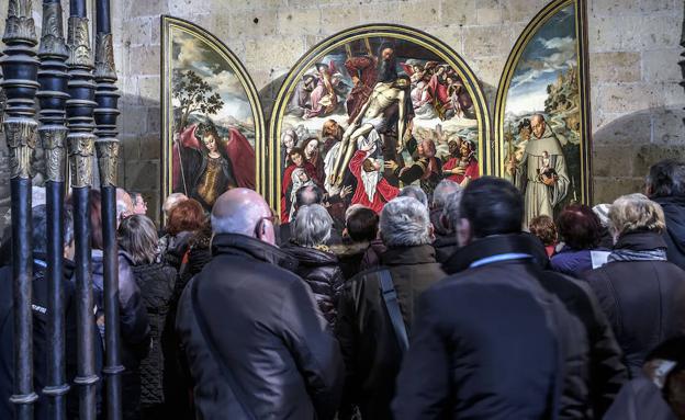 Visitantes de la Catedral, ante el tríptico de 'El Descendimiento' de Benson./El Norte