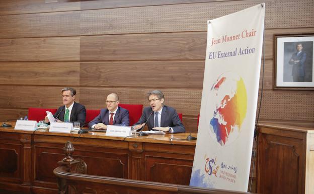 López Aguilar, primer por la izqueirda, antes de iniciar su intervención./Víctor Antóraz