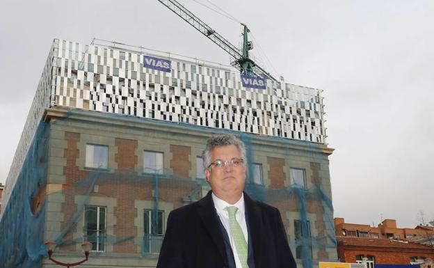 Ignacio Rafols, ante el edificio de la Audiencia en obras. /Antonio Quintero