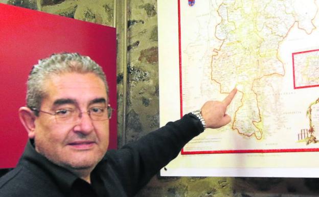 Luis Asenjo, gerente de la Comunidad de la Ciudad y Tierra de Segovia, muestra en un mapa la zona que abarca la entidad. /A. de Torre