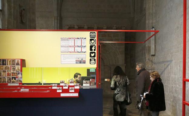 Varias personas entran en la catedral en este puente. /Antonio Quintero