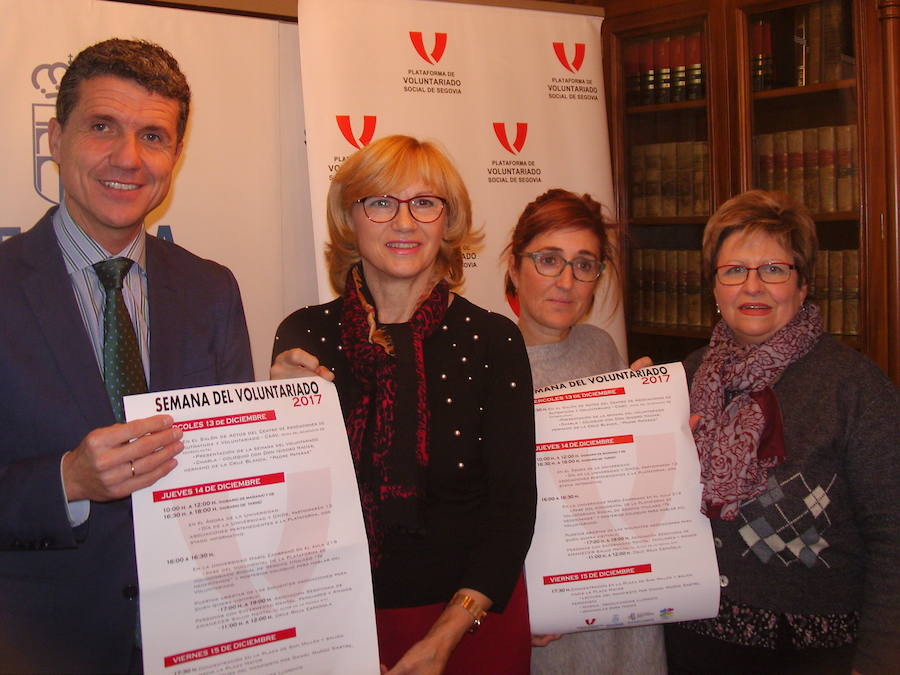 Andrés Torquemada, Nélida Cano, Susana Ortega y Feli Vírseda, durante la presentación de la semana del voluntariado./El Norte