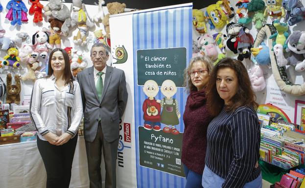 Bienvenido Mena, junto a integrantes de Pyfano, en el mercadillo solidario./ANTORAZ