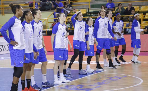 Las jugadoras de Avenida, instantes antes de arrancar el partido ante el IDK Gipuzkoa del pasado sábado /ANTORAZ