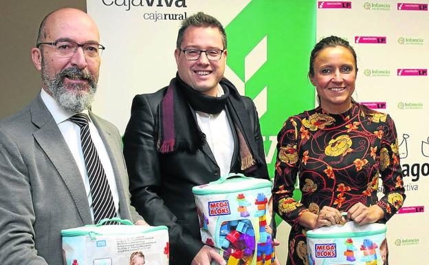 Javier Oltra (Caja Rural), Javier Arranz (Asociación Cultural LP) y Beatriz Serrano (Fundación Caja Rural), ayer, durante la presentación de la iniciativa Ilusión Colectiva. /A. de Torre