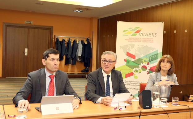 El presidente de Vitartis, Félix Moracho (centro), durante la reunión en sesión ordinaria de la junta directiva de la Asociación de la Industria Alimentaria de Castilla y León. /R. Cacho-Ical